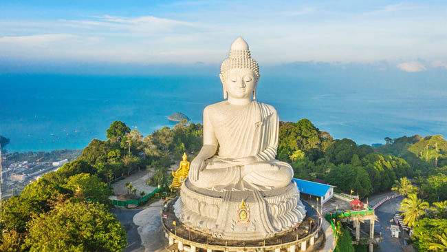 Großer Buddha von Phuket auf den Nakkerd-Hügeln in Thailand