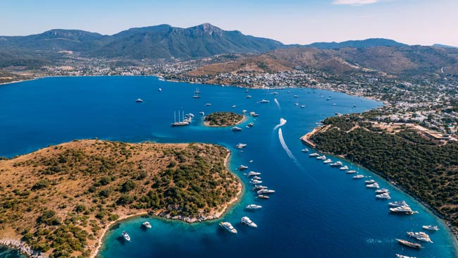 Türkei - Türkische Ägäis, Türkbükü Bucht in Bodrum mit Booten