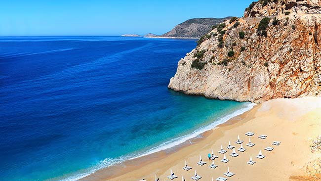 Türkei, Türkische Riviera, Strandabschnitt mit Liegen