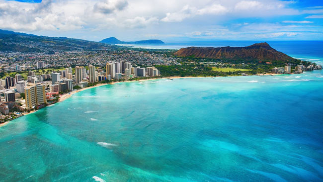 Waikiki Beach, Vulkankrater Diamond Head in Honolulu auf der Insel Oahu, Hawaii, USA