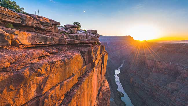 USA - Kalifornien, Grand Canyon - Felsschlucht mit Blick auf Fluss im Sonnenuntergang