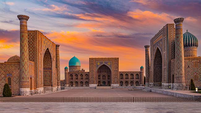 Usbekistan, Samarkand, Tempelanlage im Sonnenuntergang