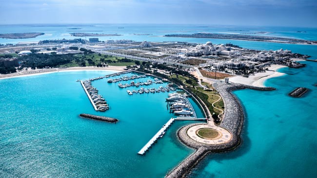 Luftaufnahme von einer Bucht in Abu Dhabi, Yachthafen, Vereinigte Arabische Emirate