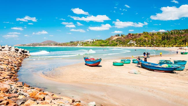 Vietnam - Strand von Mui Me, Sanddünen mit Fischerbooten am Meer