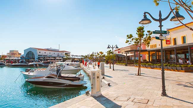 Zypern, Hafen in Paphos, Boote an Promenade