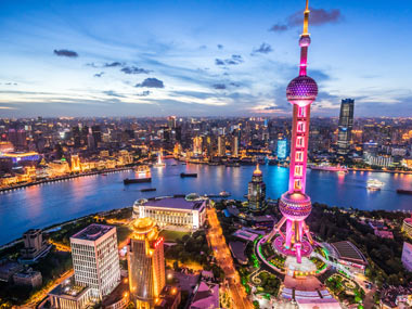 China, Skyline von Shanghai am Abend