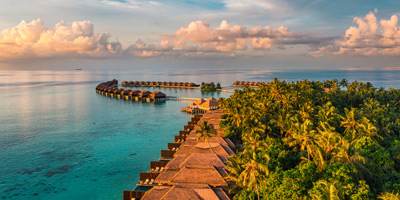 Luftaufnahme des Luxusresorts auf den Malediven