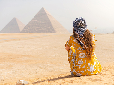 Frau Sitzend Schaut auf die Pyramiden