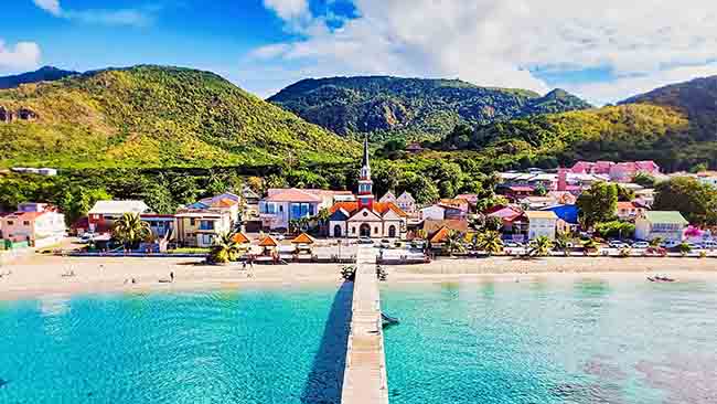Karibik - Martinique, Traumstrand mit Blick auf Stadt