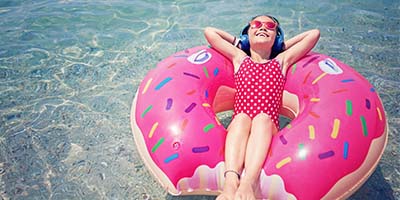 Kind mit Schwimmreifen