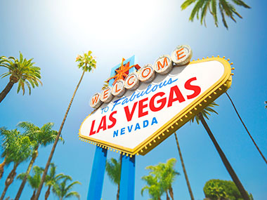 Willkommensschild Las Vegas mit Palmen