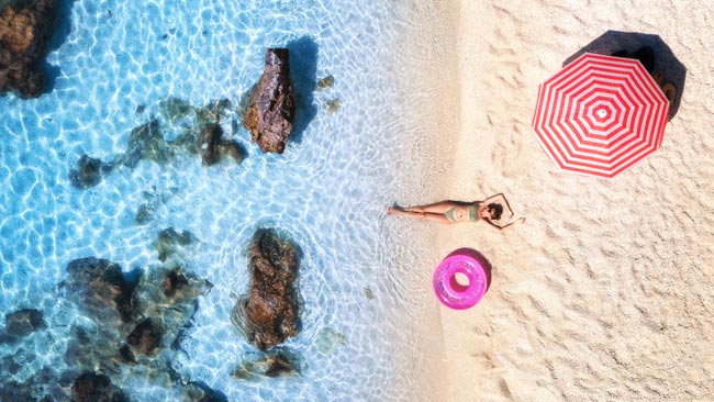 Frau am Strand liegend, Mittelmeer, Sommerurlaub