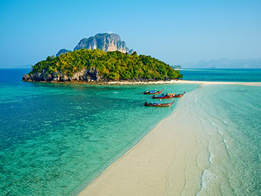 Insel mit Booten in Thailand, Strand, kristallklares Wasser