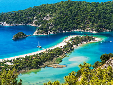 Türkei, Küstenbild mit Meer, Boot und Vegetation