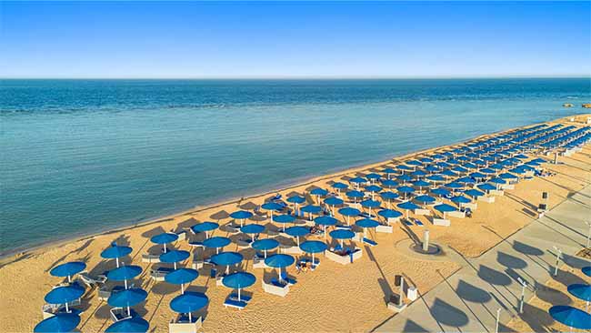 Ägypten - Hurghada, Albatros Makadi Resort, Strand mit Sonnenliegen