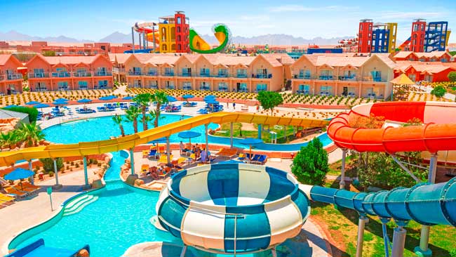 Hotel Pickalbatros Jungle Aqua Park Resort Neverland Hurghada, Hotelanlange mit Wasserrutschen