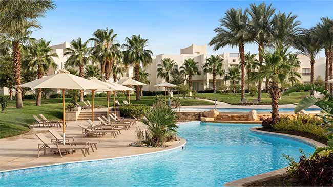 Ägypten, Swissotel Sharm El Sheikh, Weitläufige Poolanlage mit Hotel im Hintergrund