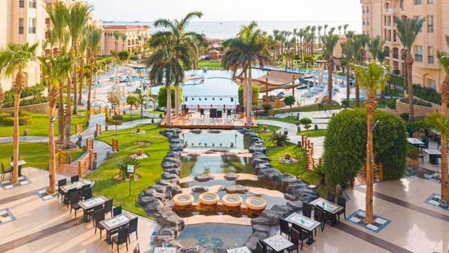 Ägypten, Tropitel Sahl Hasheesh, Hotelanlange mit Blick auf Pool