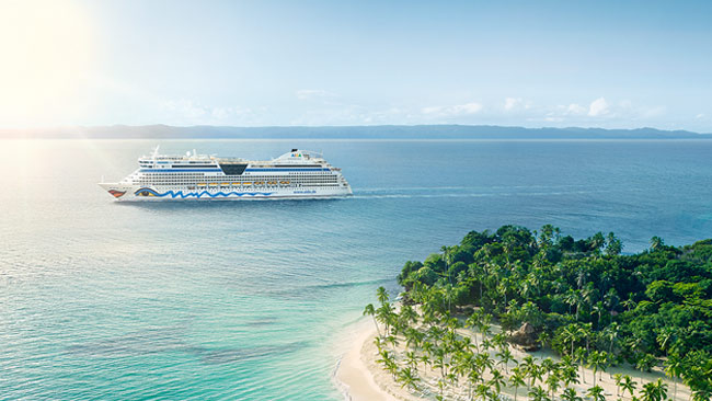 Kreuzfahrtschiff AIDA Diva im Meer bei einer Insel in der Karibik
