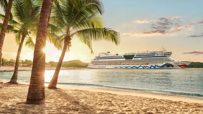 AIDAluna Kreuzfahrtschiff an tropischer Strand im Meer, Karibik