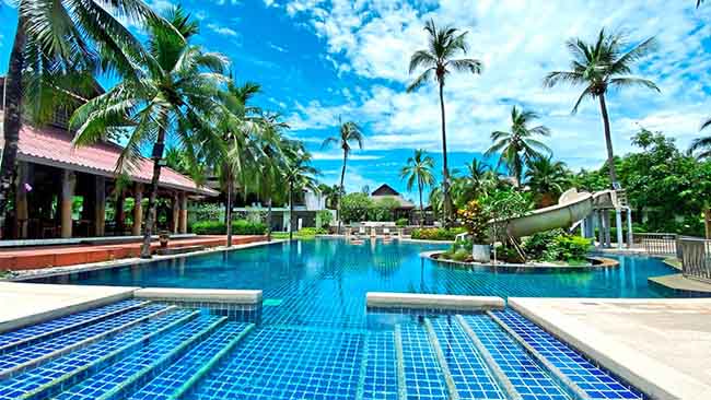 Asien - Thailand, Khao Lak, Pool mit Palmen im Palm Galleria Resort