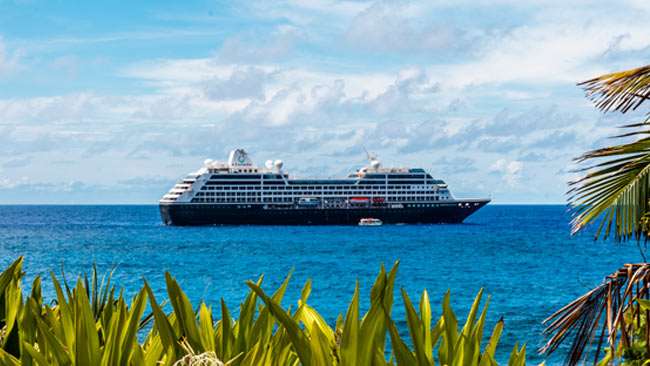 Azamara Kreuzfahrtschiff Onward im Meer