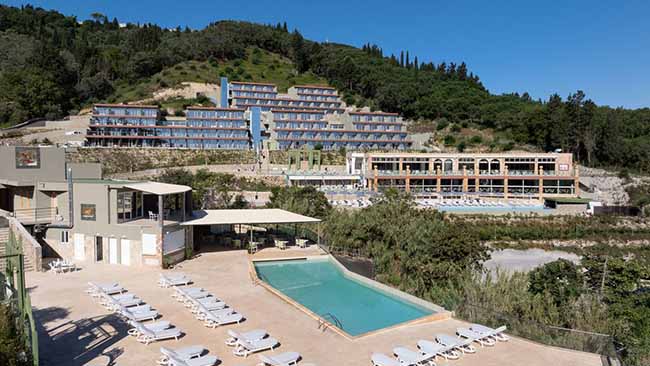 Griechenland - Korfu, Adults Only Hotel Mythos Panorama, Schön angelegtes Hotel in Hanglage mit Pool