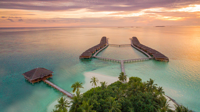 Indischer Ozean - Medhufushi Island Resort, Blick auf Wasservillen im Meer
