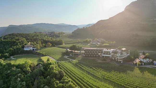 Italien - Südtirol, Hotel Tenz mitten in den Weinbergen gelegen