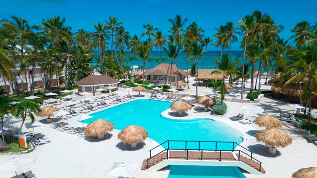 Hotelanlange mit Pool im Sunscape Coco Punta Cana, Karibik, Dominikanische Republik