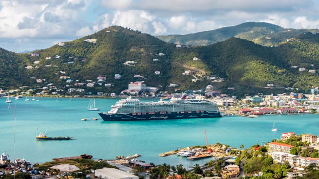 Mein Schiff 1 Kreuzfahrtschiff im Hafen von Tortola in der Karibik