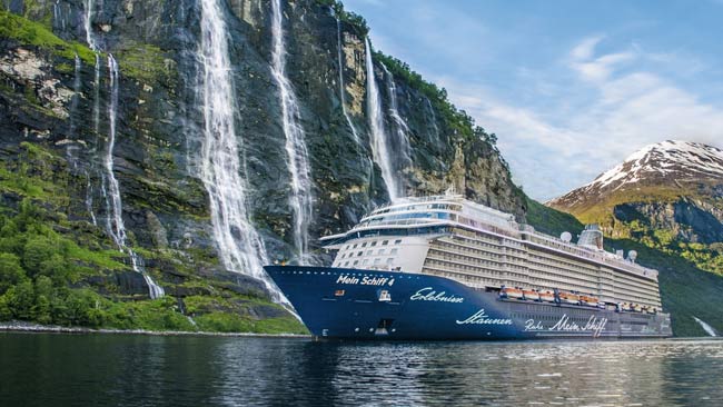 Mein Schiff 4 Kreuzfahrtschiff vor einem Wasserfall, Nordeuropa