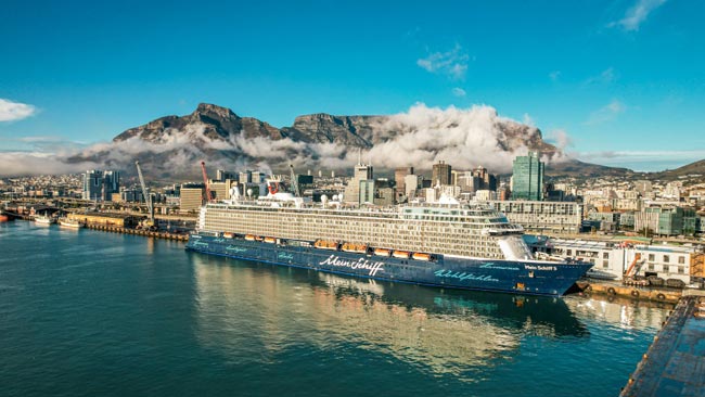 Mein Schiff 5 Kreuzfahrtschiff im Hafen von Kapstadt in Südafrika