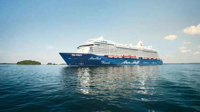 Mein Schiff 6 Kreuzfahrtschiff fahrend im Meer