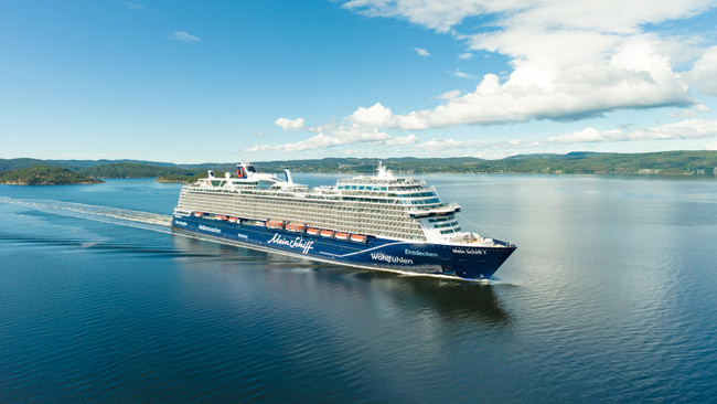 Mein Schiff 7 Kreuzfahrtschiff, Drohnenaufnahme in einem Fjord in Norwegen