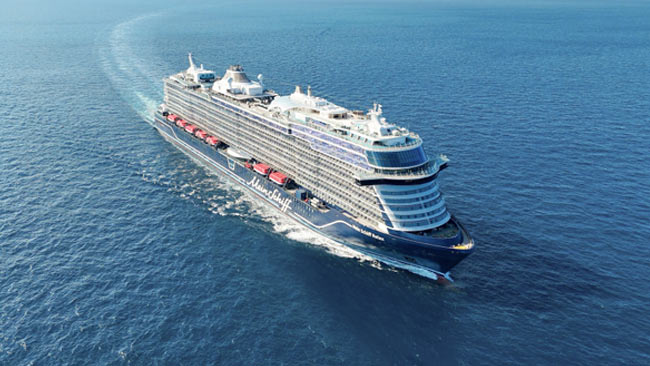 Mein Schiff Relax Kreuzfahrtschiff im Meer