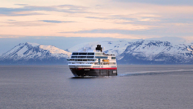 MS Midnatsol Kreuzfahrtschiff auf der Postschiffroute, Hurtigruten Reederei