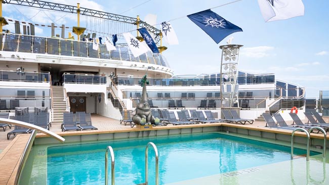MSC Euribia Kreuzfahrtschiff Schiffsdeck mit Pool und Liegebereich