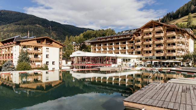 Österreich - Gurktaler Alpen, Hotel Pulverer Außenansicht mit Schwimmteich