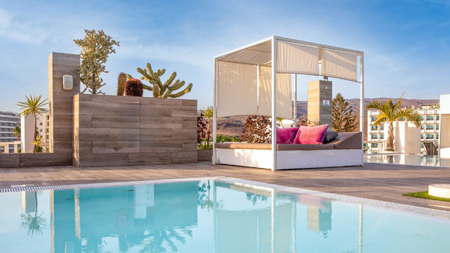 Spanien - Gran Canaria, Hotelpool mit Liegen im BLUESEA Marieta & Spa