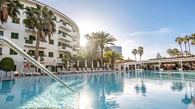 Spanien - Gran Canaria, Poolbereich mit Hotelansicht im Servatur Playa Bonita