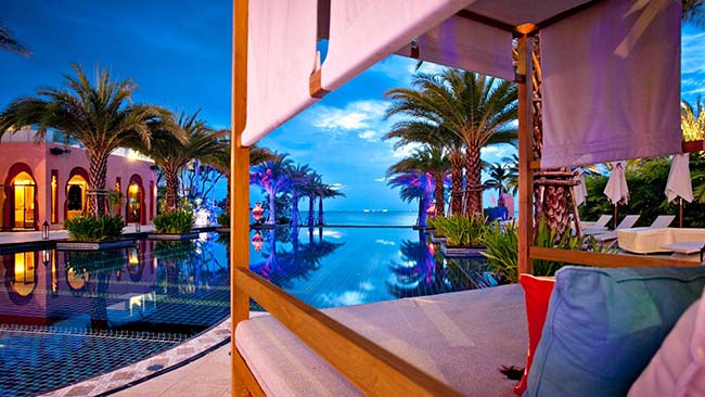 Thailand - Hua Hin, Marrakesh Hua Hin Resort & Spa, Poolanlage mit Lounge bei Sonnenuntergang