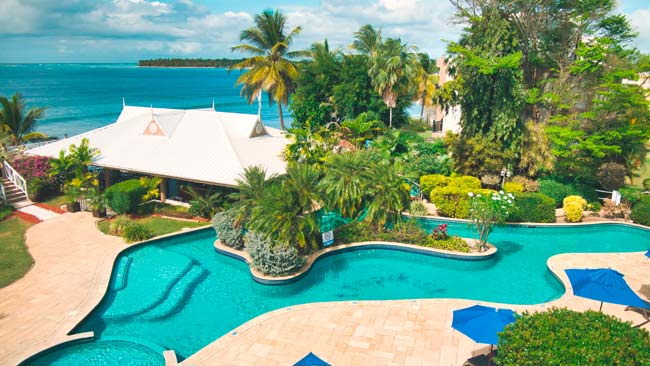 Tropikist Beach Hotel & Resort, Blick auf Hotelpool und Strand, Trinidad und Tobago