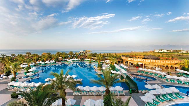 Hotel Delphin Palace, Hotelanlage mit Pool und Blick aufs Meer, Urlaub Türkei