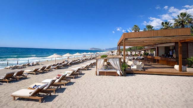 Türkische Riviera - Alanya, World Star Beach Resort, Strandabschnitt mit Liegen und Bar