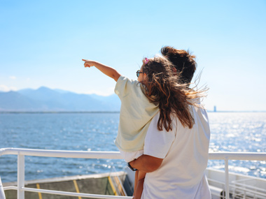Mann mit Tochter auf dem Arm auf einem Kreuzfahrtschiff