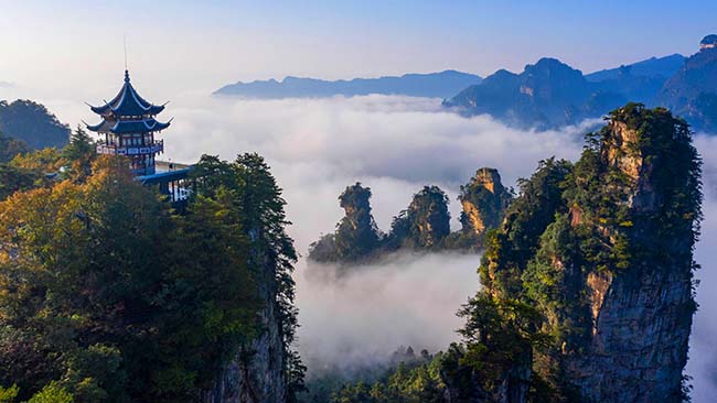 China - Avatarberge, Huangshizhai, Bizarre Felsformationen und Tempel auf Felsen