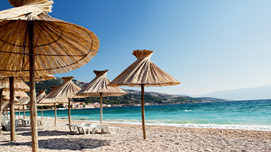 Strand mit Liegen am Meer, Kroatien