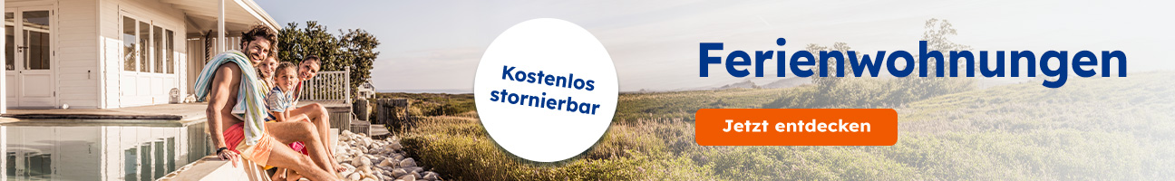 Visual mit Störer kostenlos stornierbaren Ferienwohnungen, Familie mit Kindern sitzen am Pool im Ferienhaus
