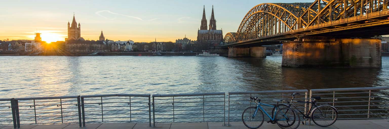 Rhein Fluss mit Kölner Dom im Hintergrund, Hohenzollernbrücke und Rheinboulevard, Köln, Deutschland